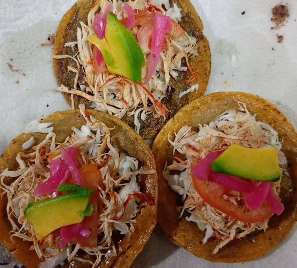 Venta de panuchos y salbutes de pollo