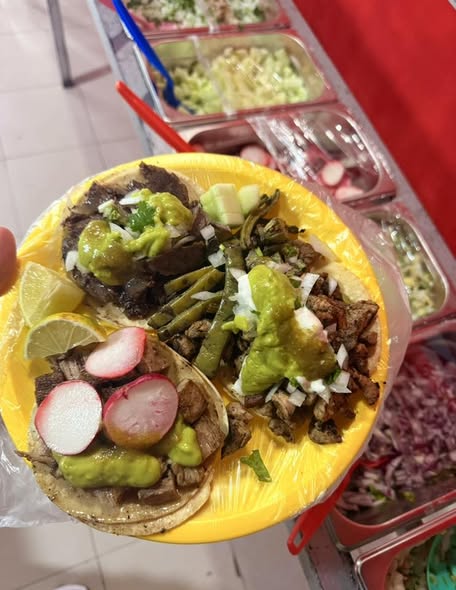 Restaurante con área techada y climatizada