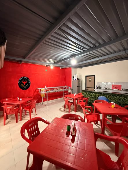 Restaurante con área techada y climatizada