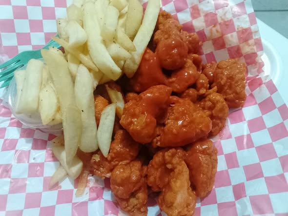 WINGS AND DRINKS