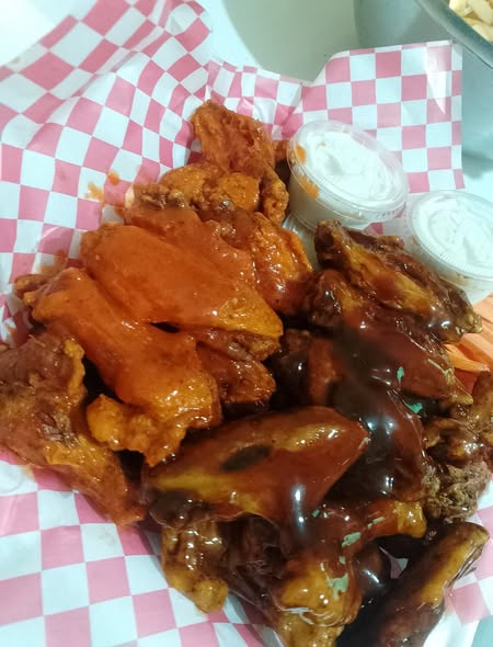 WINGS AND DRINKS