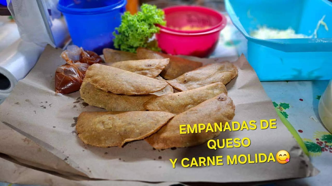 Antojos y Comidas Yucatecas: Empanadas, Panuchos y Caldos