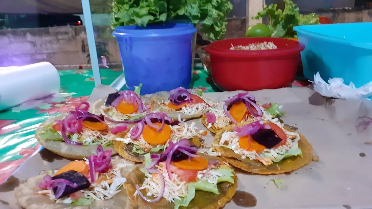 Antojos y Comidas Yucatecas: Empanadas, Panuchos y Caldos