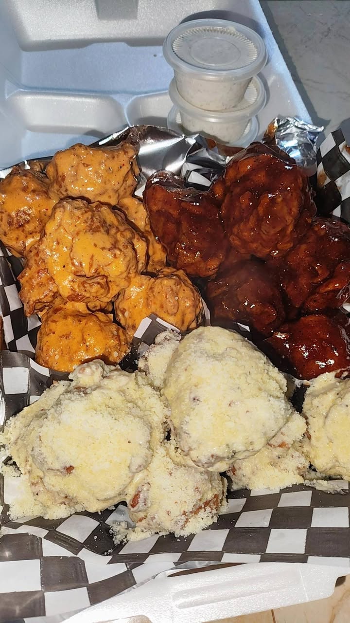 Boneless BBQ, Buffalo y Ajo-Parmesano Artesanales con Papas Fritas