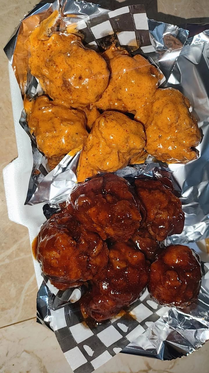 Boneless BBQ, Buffalo y Ajo-Parmesano Artesanales con Papas Fritas