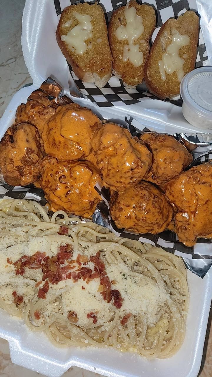 Boneless BBQ, Buffalo y Ajo-Parmesano Artesanales con Papas Fritas