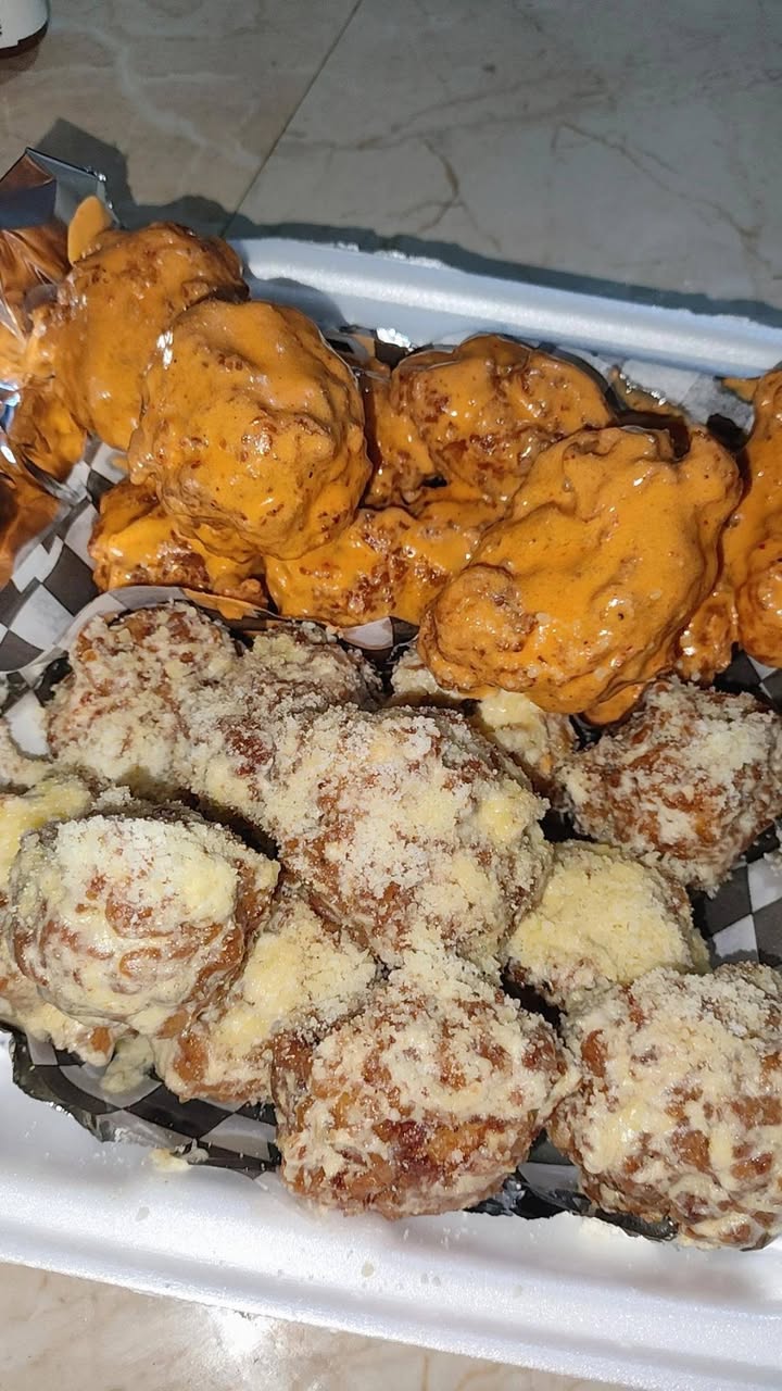 Boneless BBQ, Buffalo y Ajo-Parmesano Artesanales con Papas Fritas