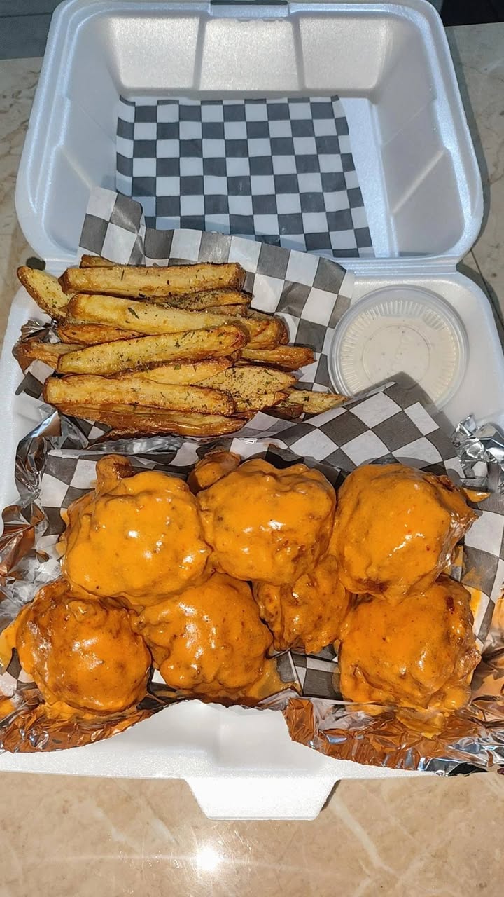 Boneless BBQ, Buffalo y Ajo-Parmesano Artesanales con Papas Fritas