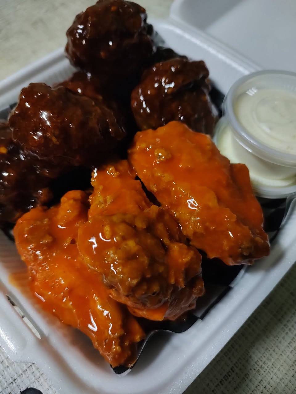 Bonesless y Alitas BBQ Buffalo Mango Habanero con Sabores Yucatecos