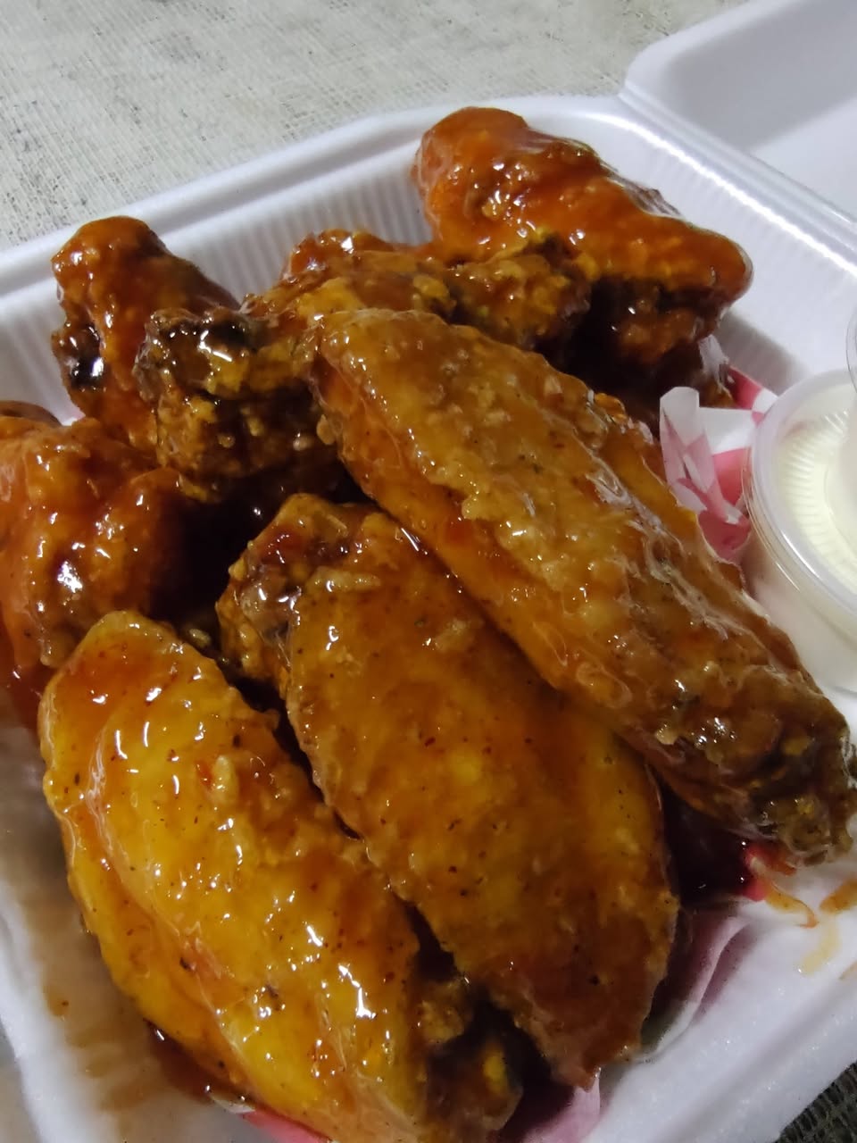 Bonesless y Alitas BBQ Buffalo Mango Habanero con Sabores Yucatecos