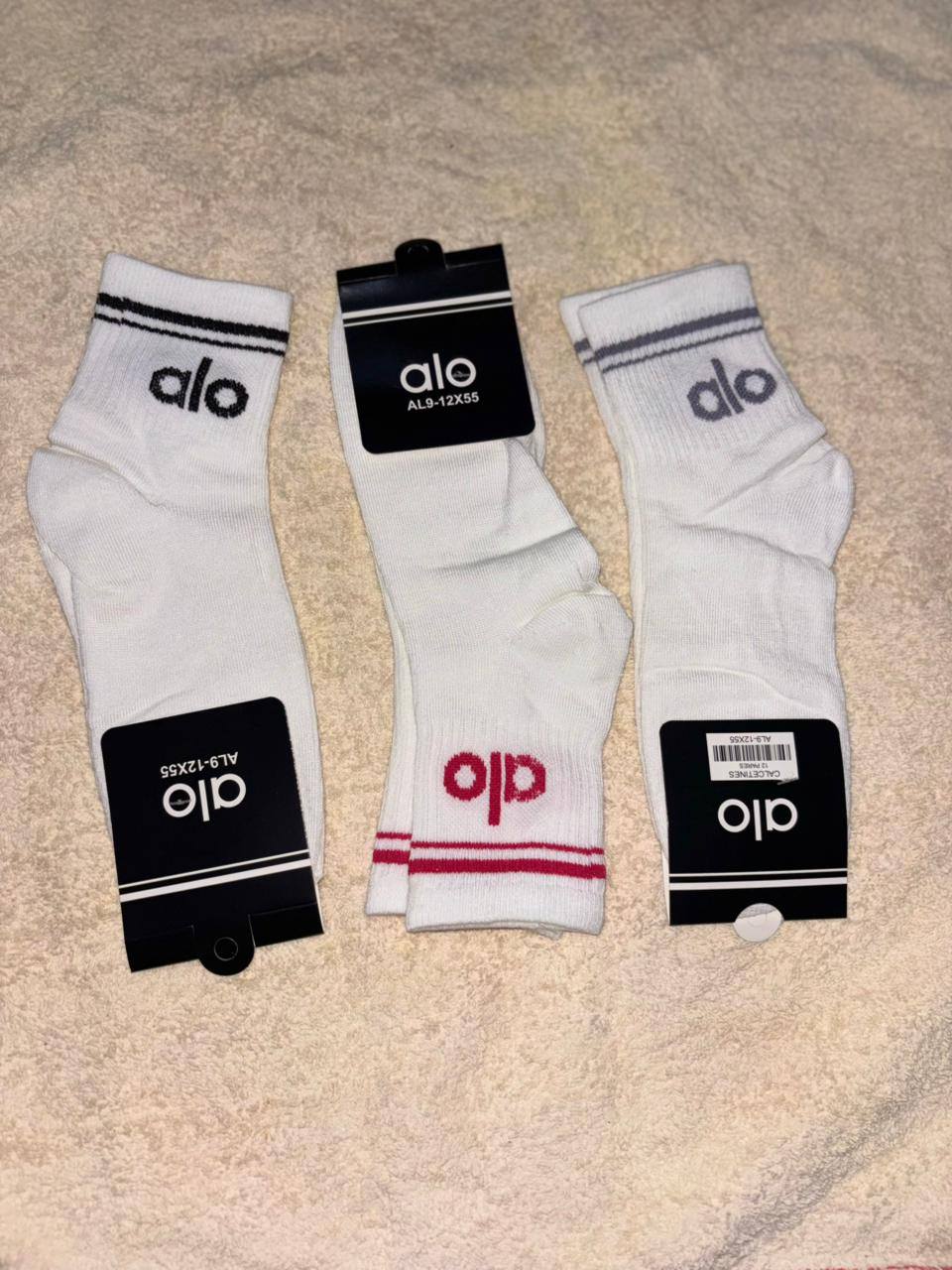 Calcetas Alo Unisex: Colores Únicos Disponibles en 3 Pares