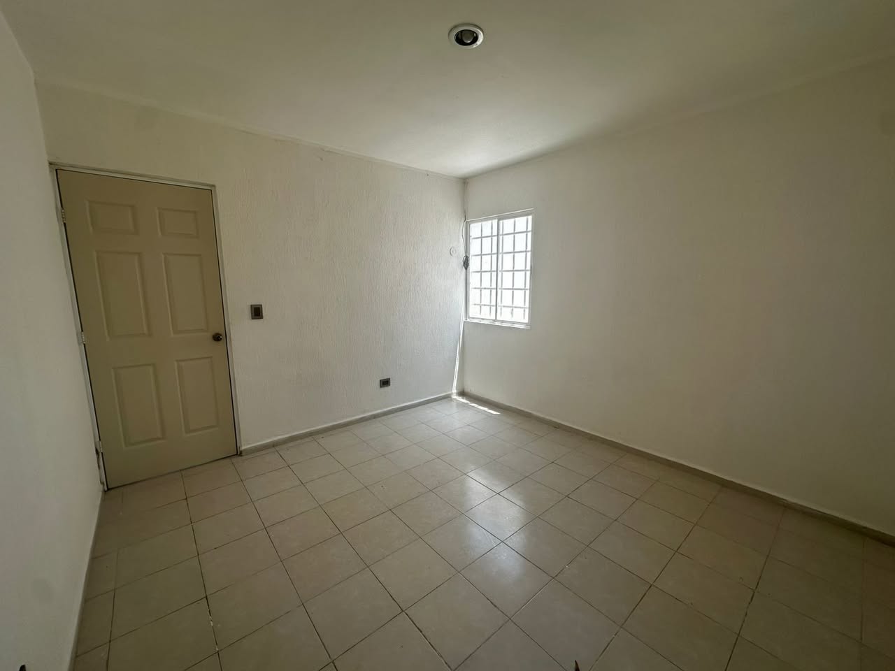 Casa en venta con sala, comedor y cocina en Diamantes de Opichén, Mérida