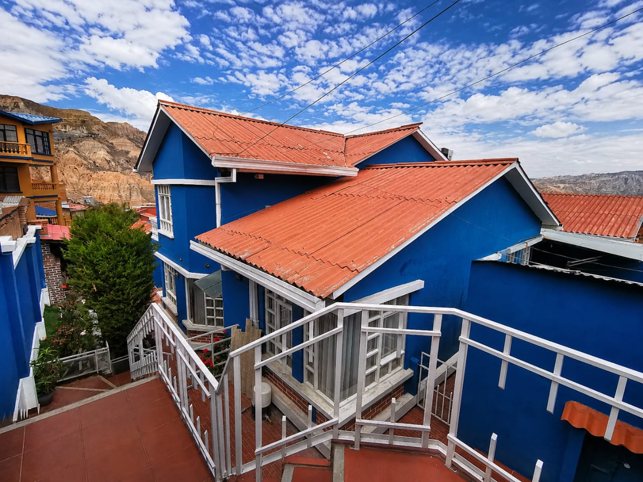 Casa en Venta en Cota Cota con Jardín Privado y Parrillero
