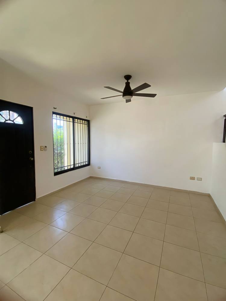 Casa en Venta en Gran Santa Fe Norte, Privada Adelfas, con Terreno Excedente