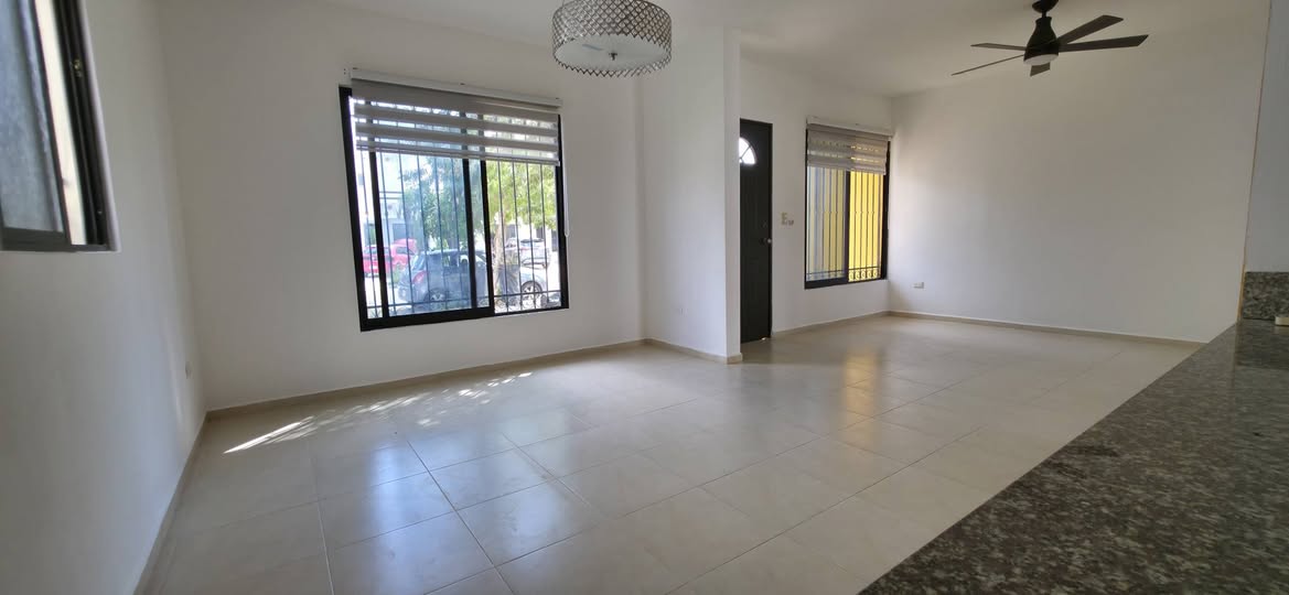 Casa en Venta en Gran Santa Fe Norte, Privada Adelfas, con Terreno Excedente