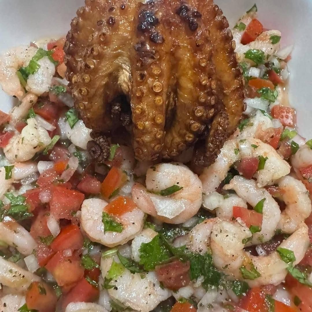 Alas de pollo rebozadas con camarón al ajillo.