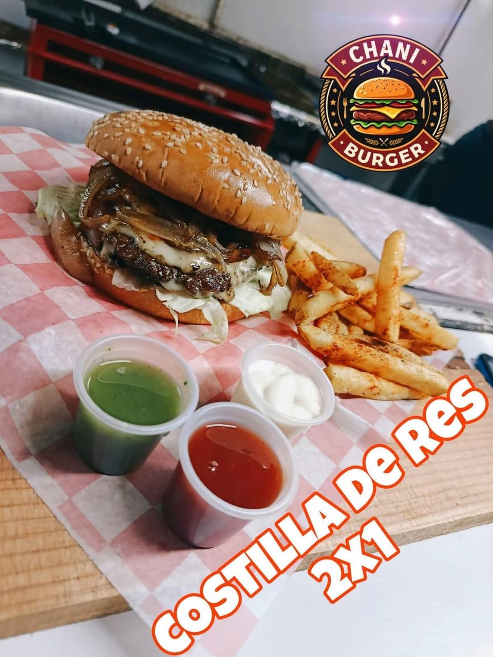 Hamburguesa con queso y papas fritas de restaurante Chani Burger con promoción destacada de costilladores al costo.