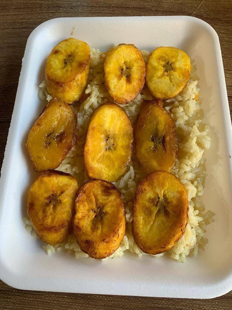 Plato con platanos fritos y arroz blanco sin texto identificable.