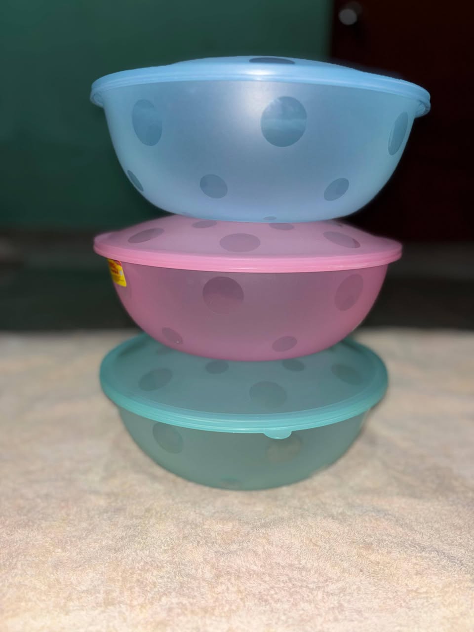 Contenedores de plástico tres colores: verde, azul y rosa a precio especial