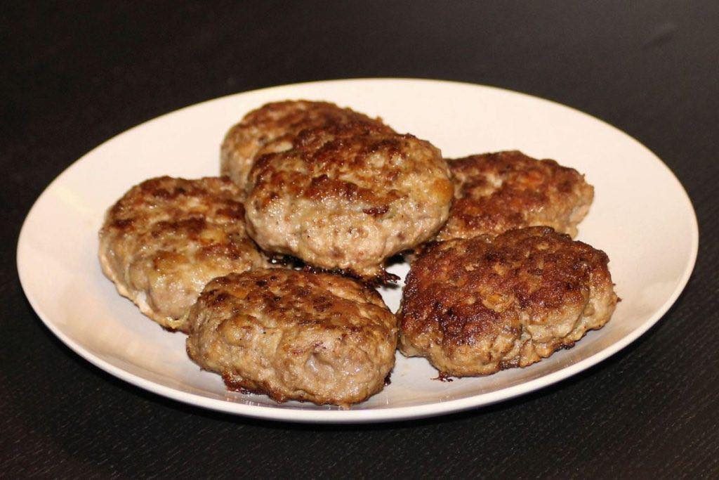 Plato de albóndigas caseras de carne molida cocidas y doradas.