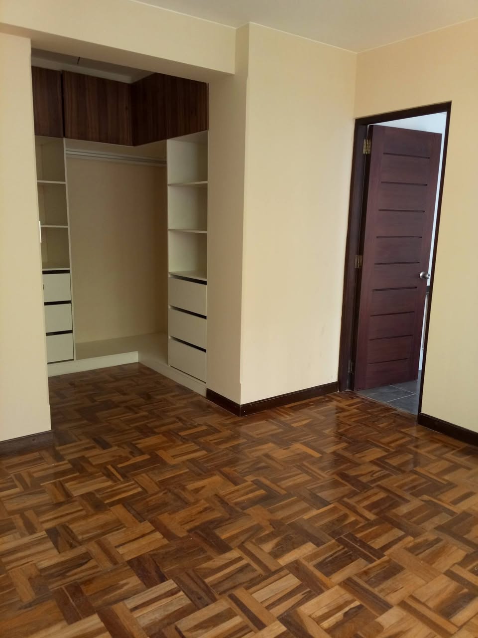 Departamento a estrenar en Cota Cota con patio privado cerca de la Laguna