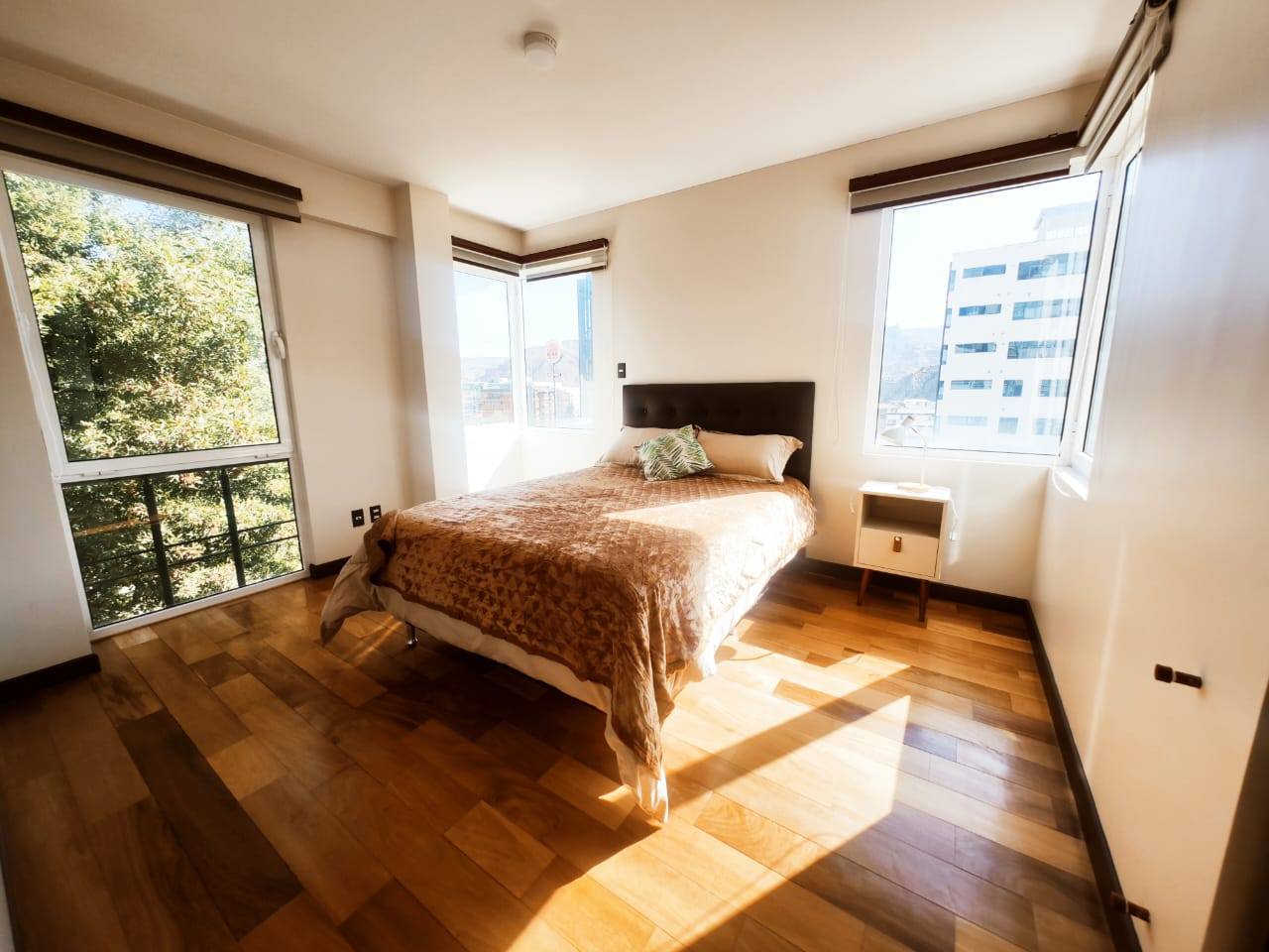 Departamento Amoblado en Calacoto con Garage y Excelente Ubicación