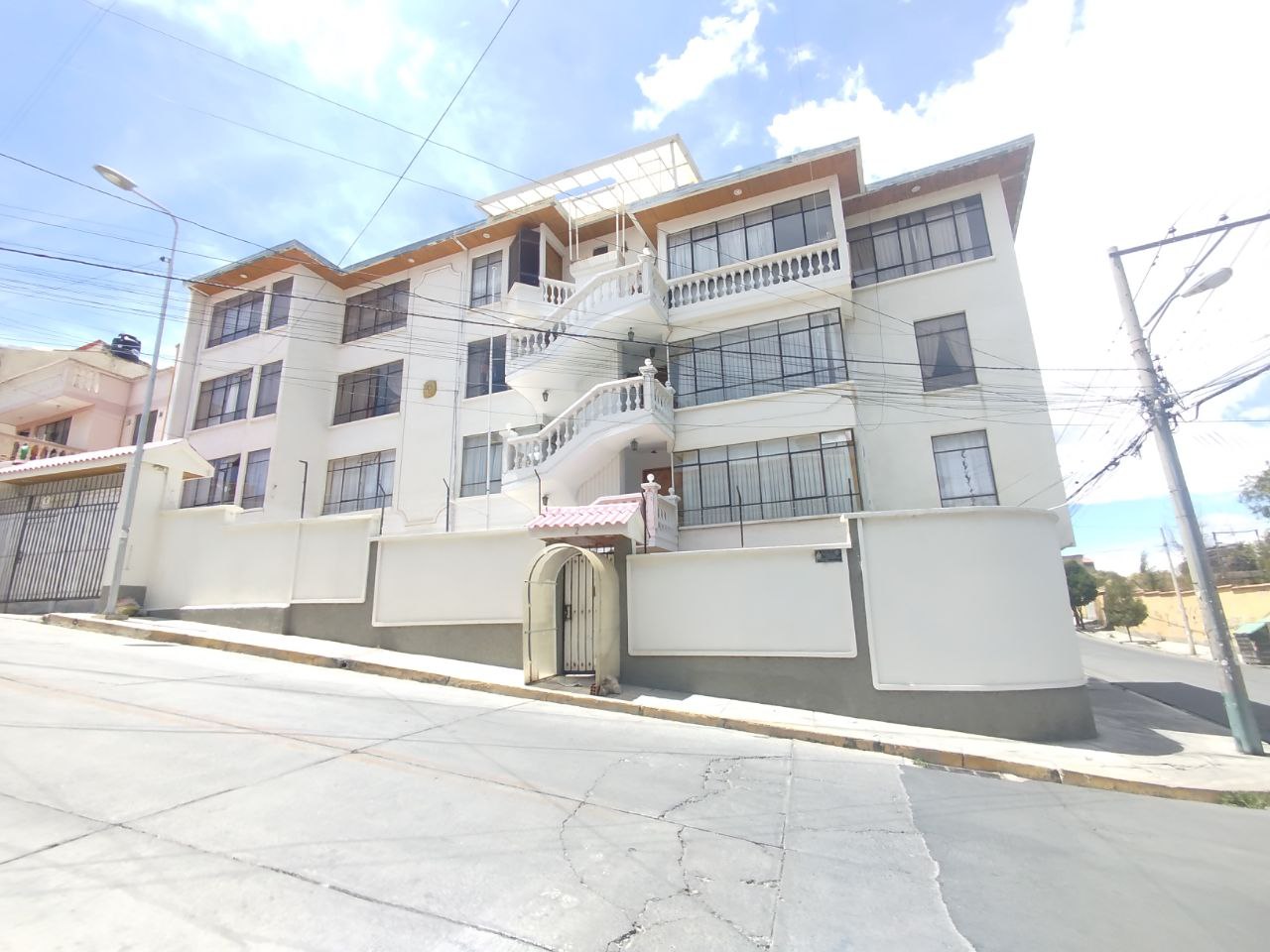 Dúplex en Venta en Alto Obrajes cerca Piscina Olímpica con Jacuzzi