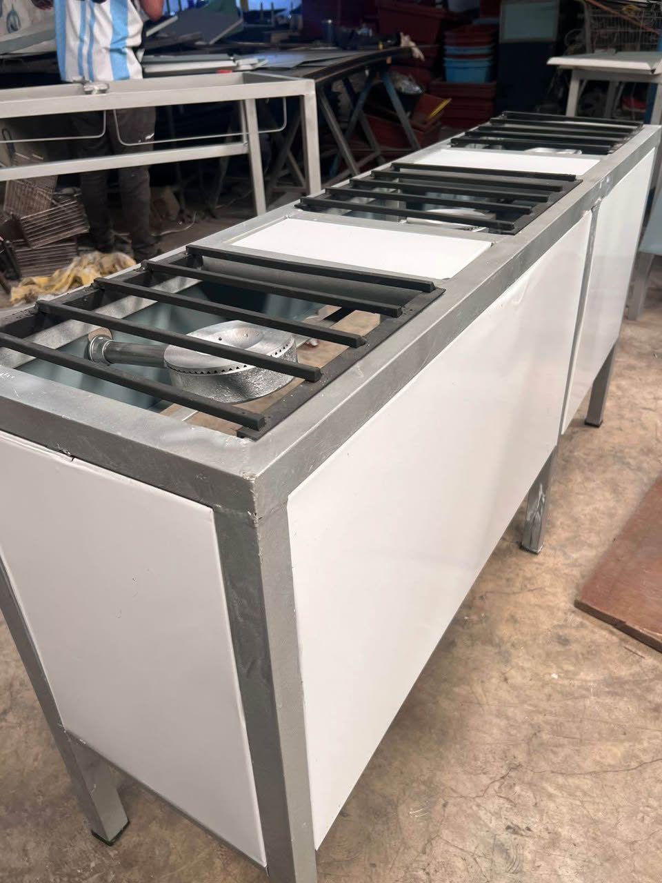 Mueble comercial de acero inoxidable con compartimientos múltiples para servicio gastronómico.