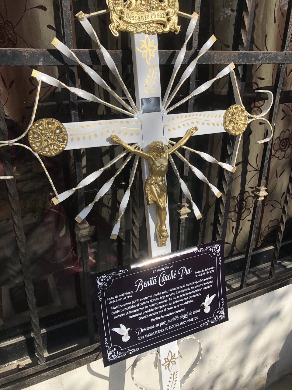Eterna Memoria, Placas y Cruces para Cementerio