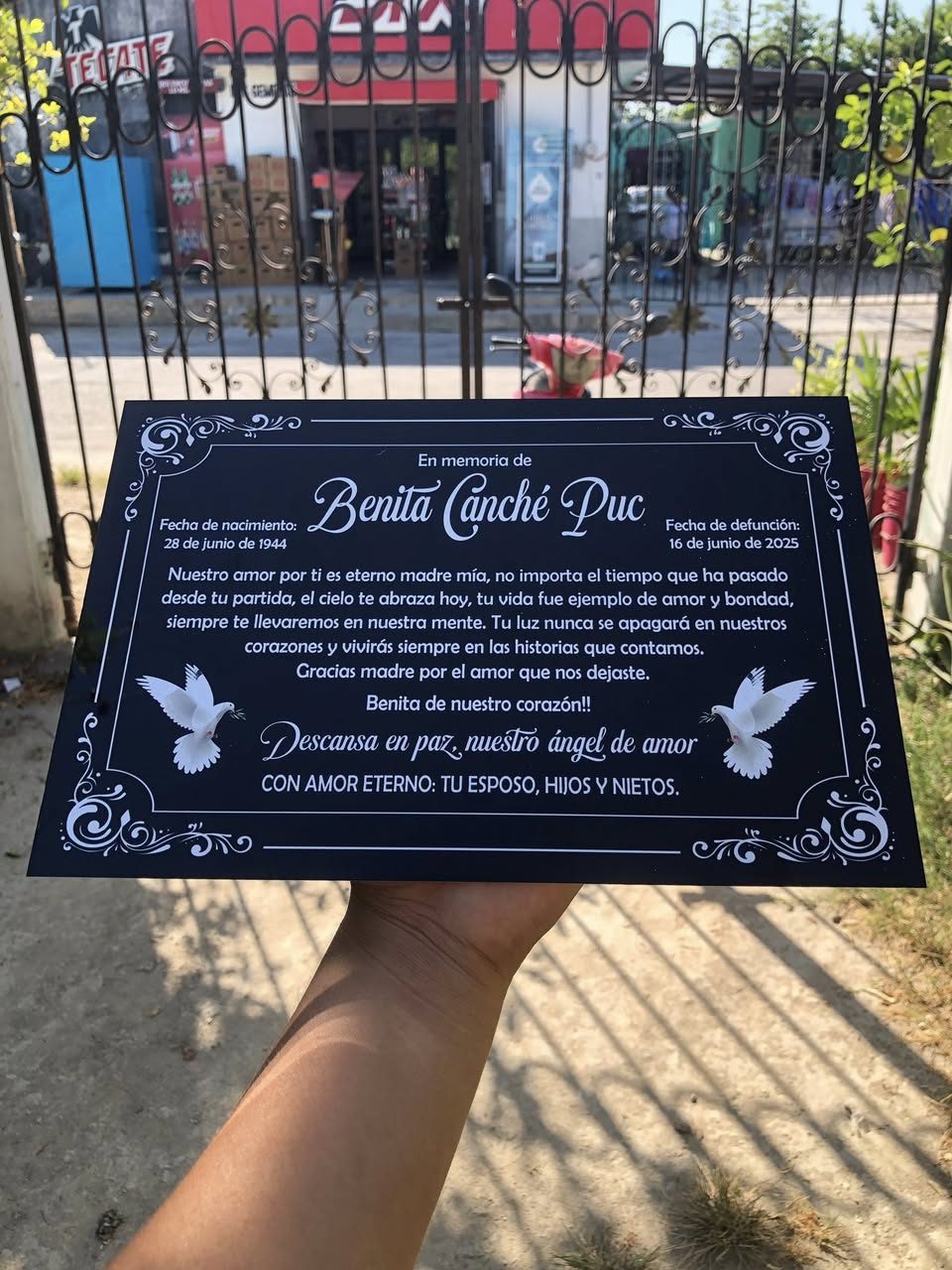 Eterna Memoria, Placas y Cruces para Cementerio