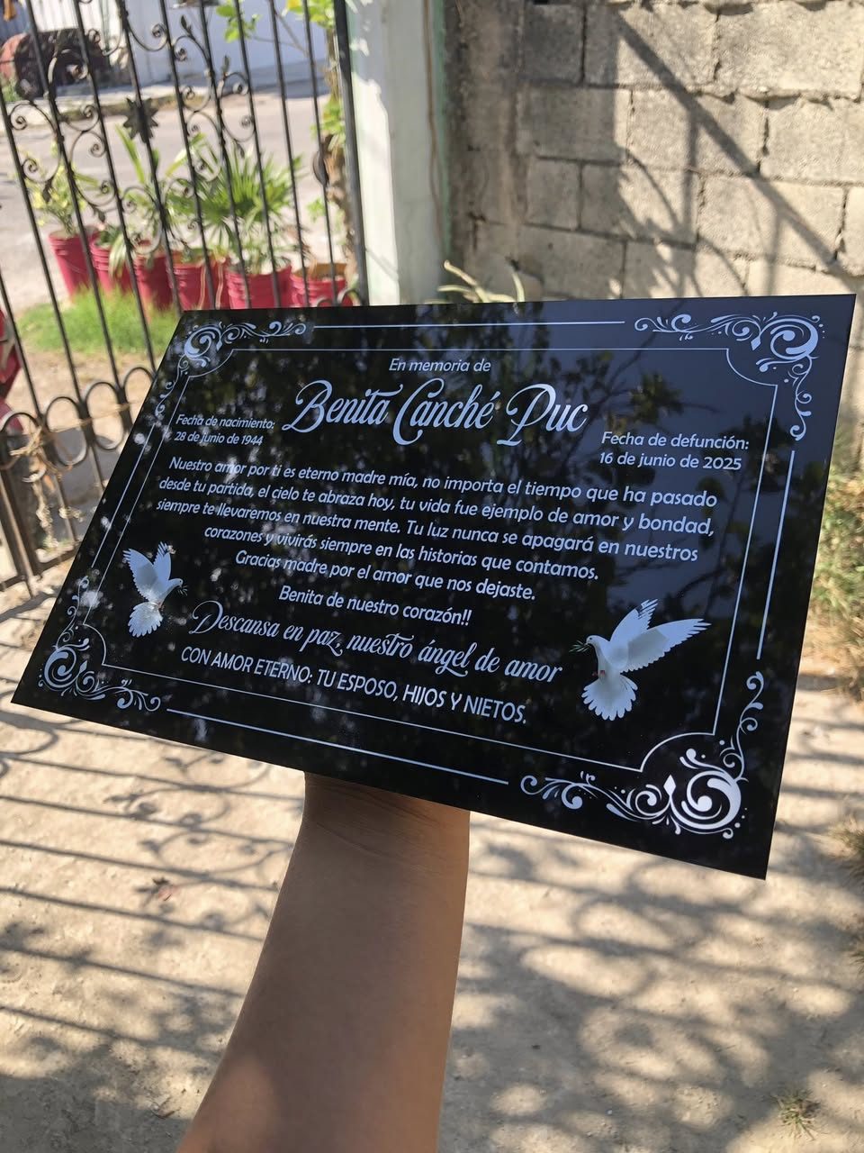 Eterna Memoria, Placas y Cruces para Cementerio