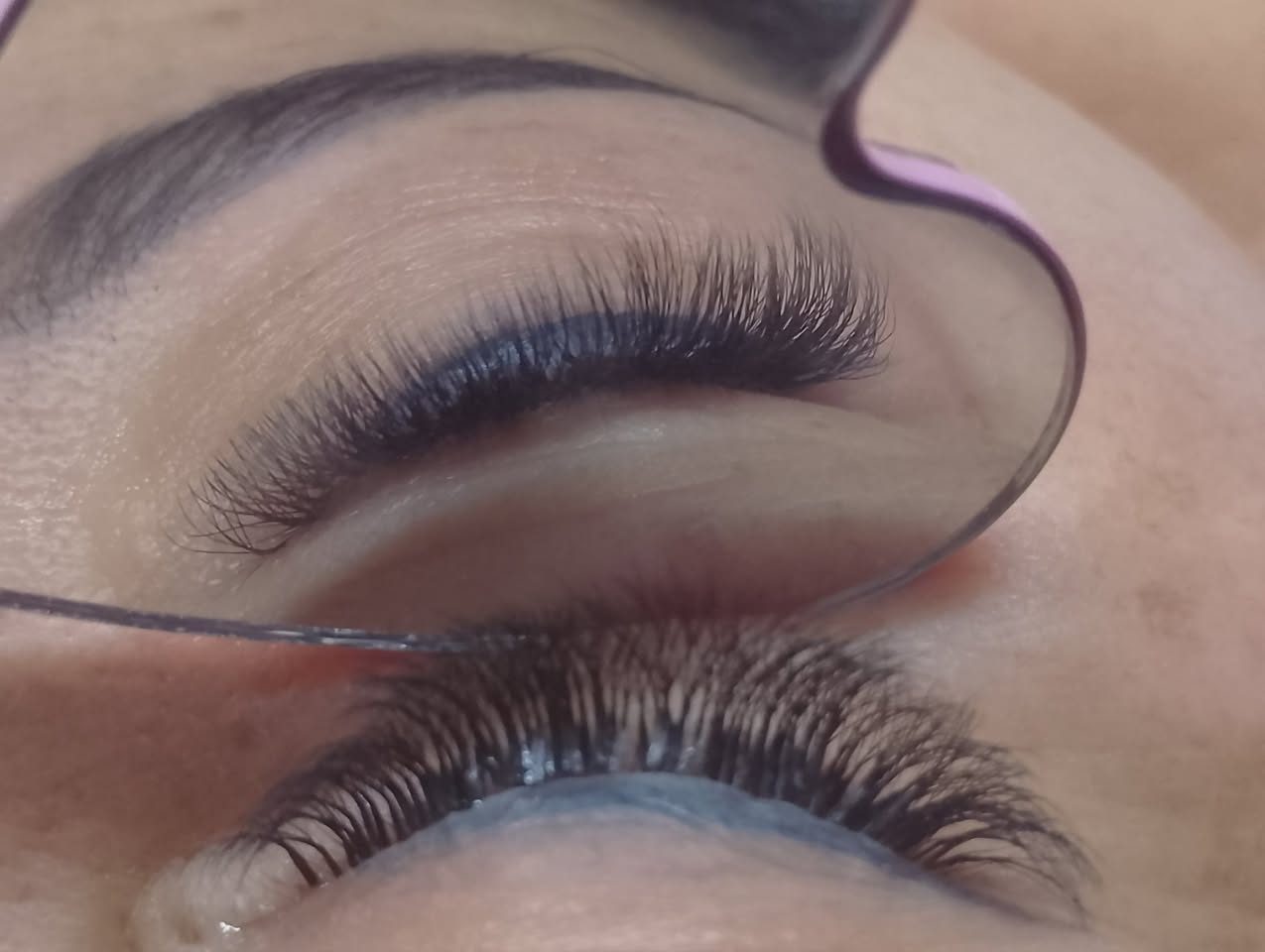 Extensiones de pestañas y laminado de cejas