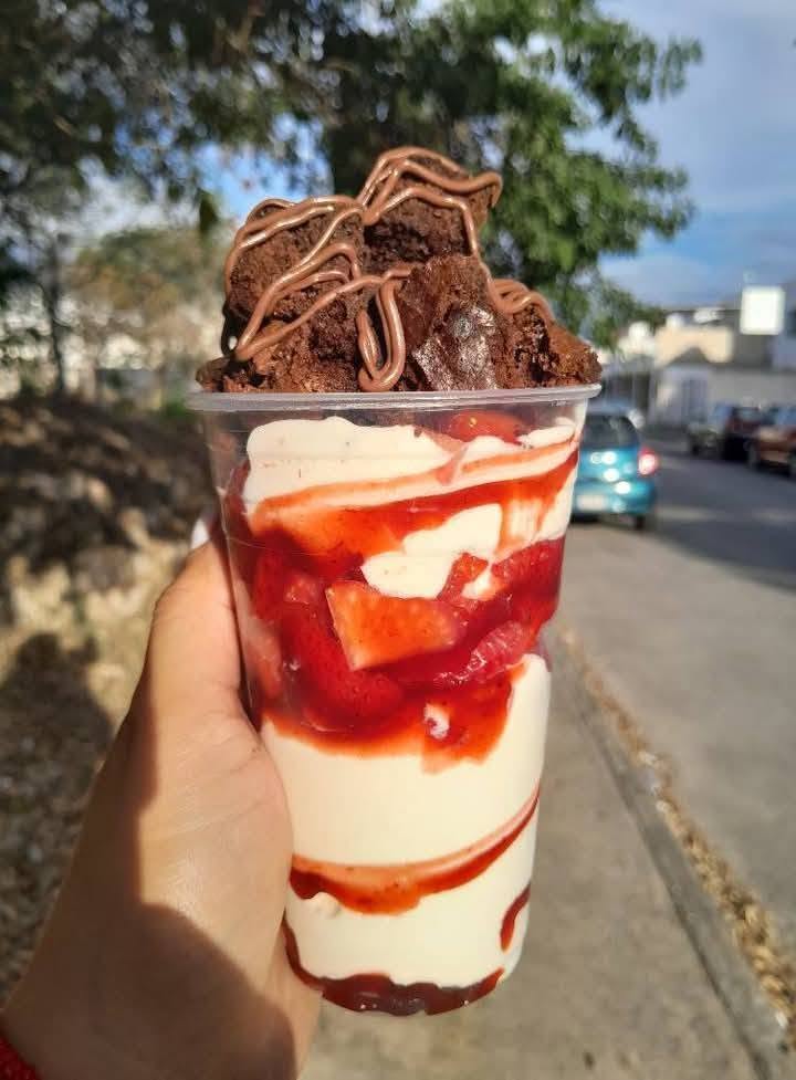 Fresas y Duraznos con Crema