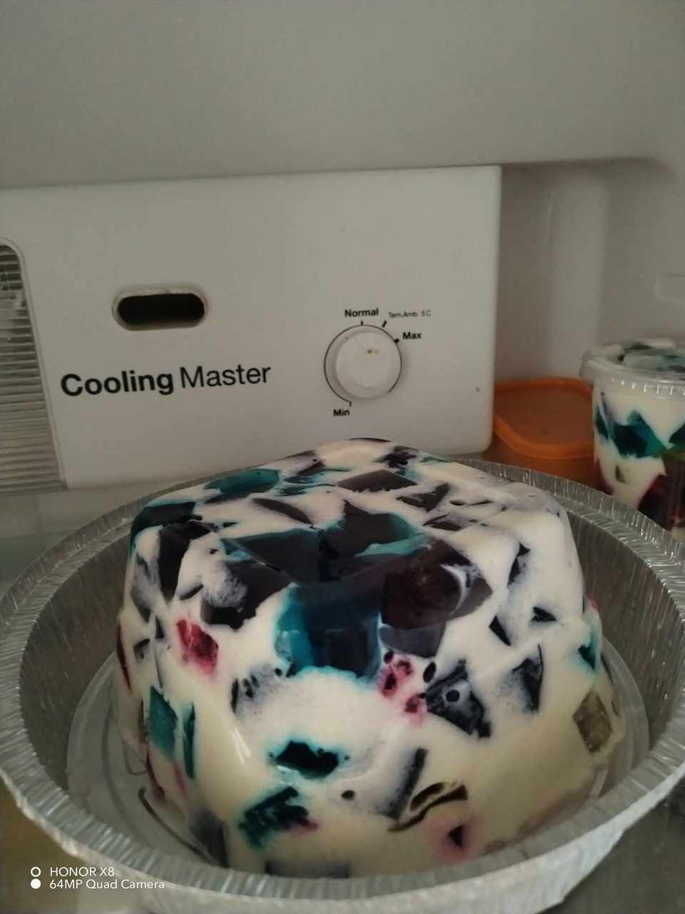 Pastel blanco decorado con manchas de colores turquesa y negro