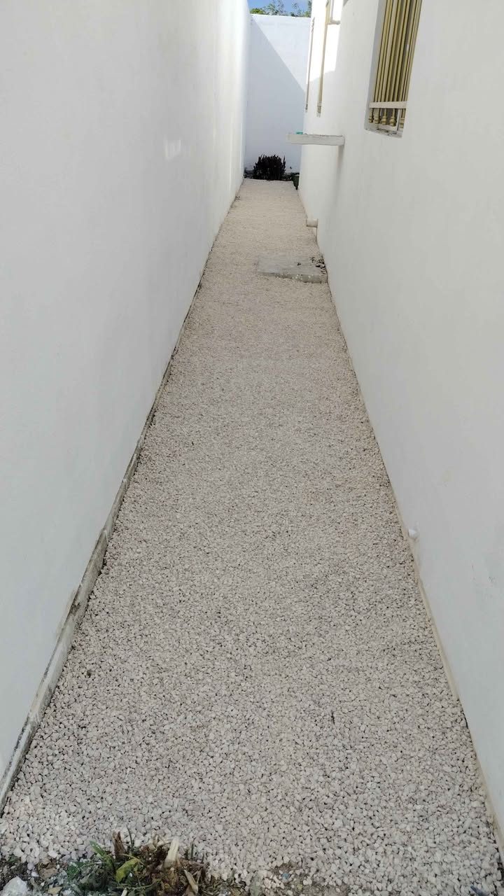 Gravilla Antimaleza e Instalación de Pasto Sintético