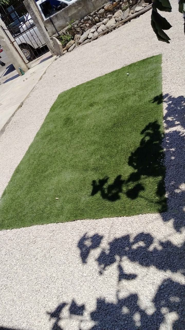 Gravilla Antimaleza e Instalación de Pasto Sintético