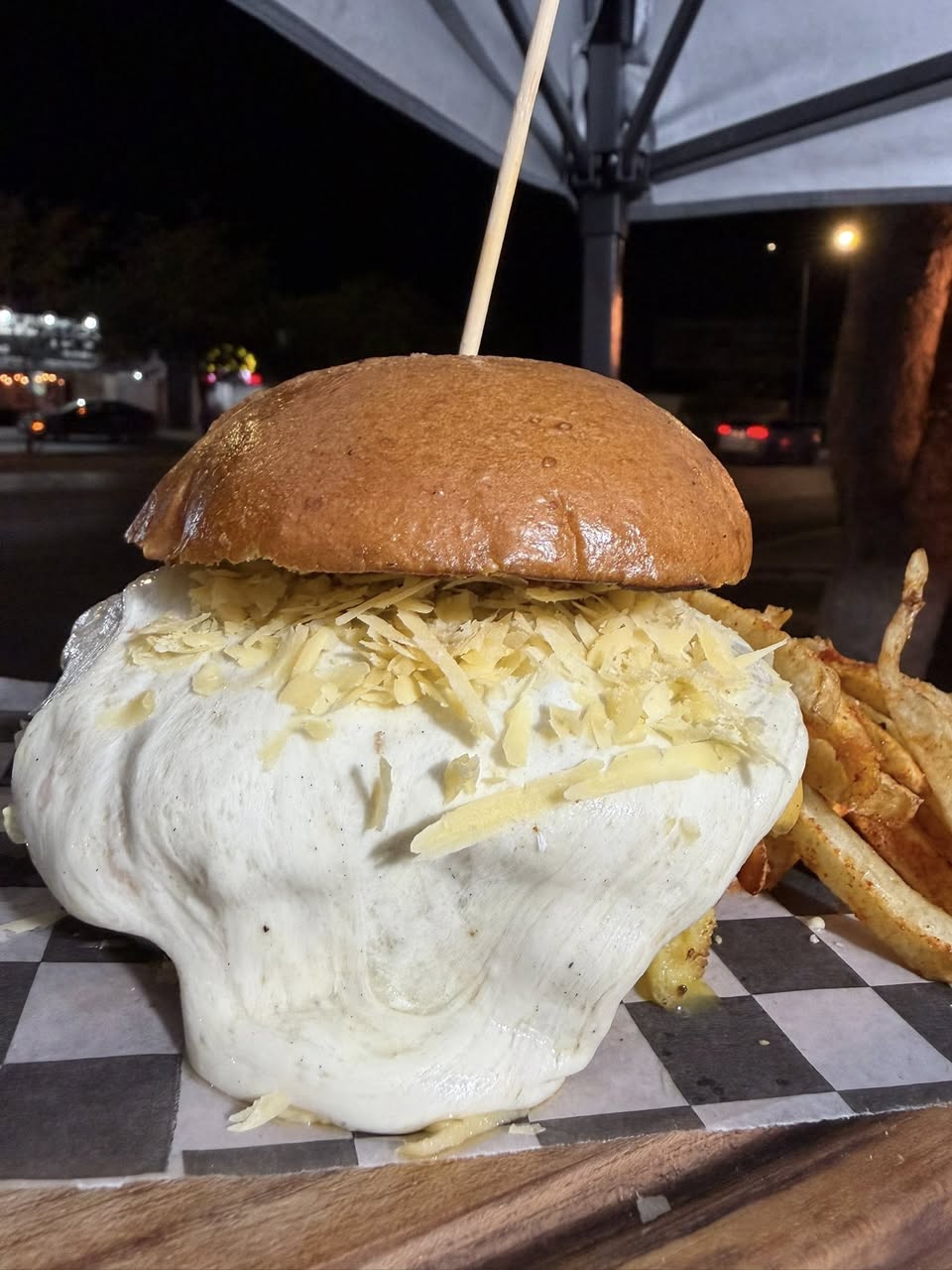 Hamburguesas y Hot Dogs al Carbón Boneless con Queso y Papas