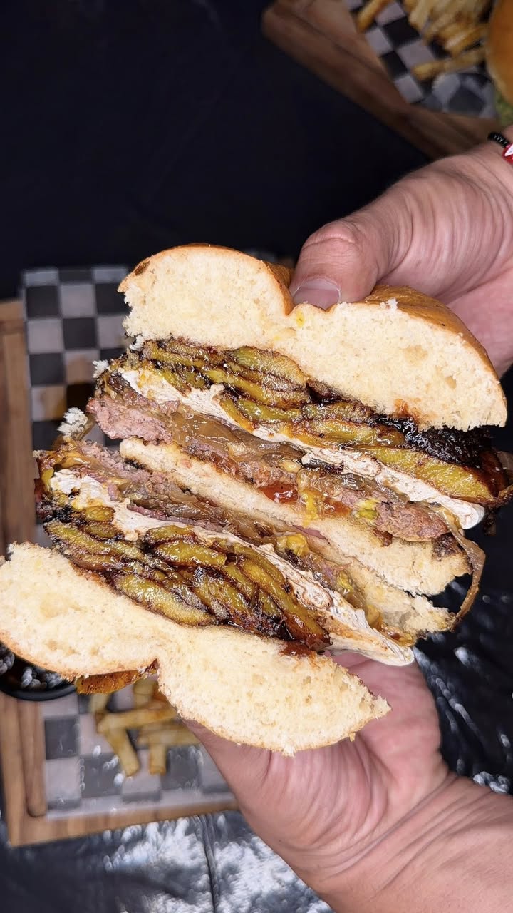 Hamburguesas y Hot Dogs al Carbón Boneless con Queso y Papas