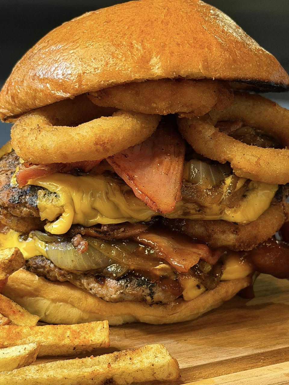Hamburguesas y Hot Dogs al Carbón Boneless con Queso y Papas
