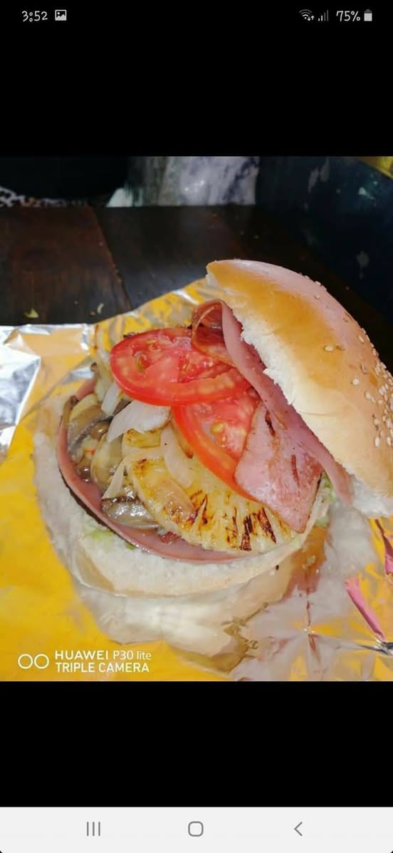 Hamburguesas y Hotdogs Especiales: ¡El Sabor de Yucatán te Espera!
