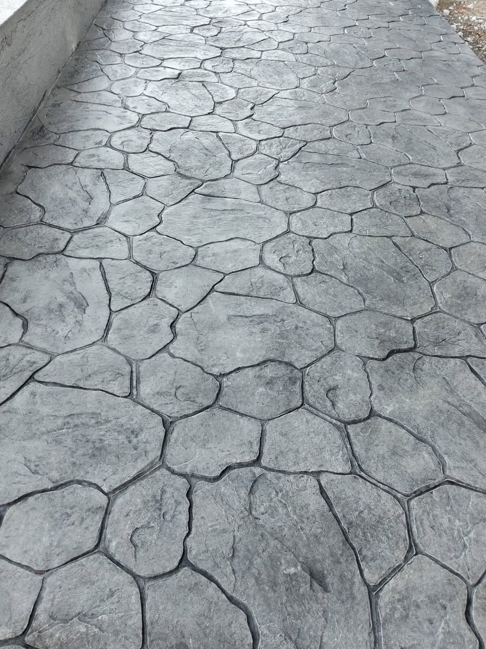Innovación en pisos de concreto estampado para áreas tectónicas
