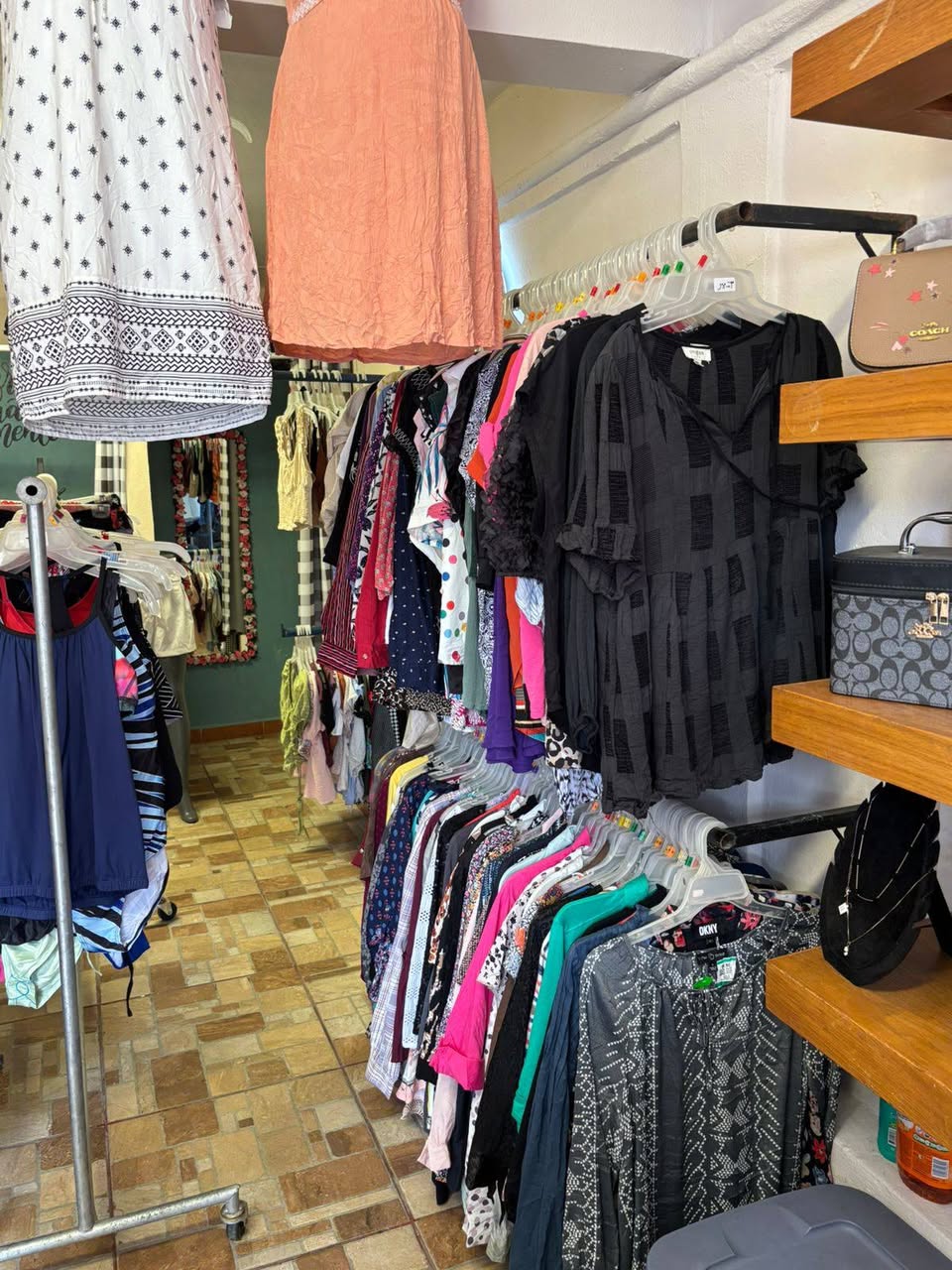 La Percha Díaz 371: Moda y ofertas semanales de vestidos, blusas y trajes de baño