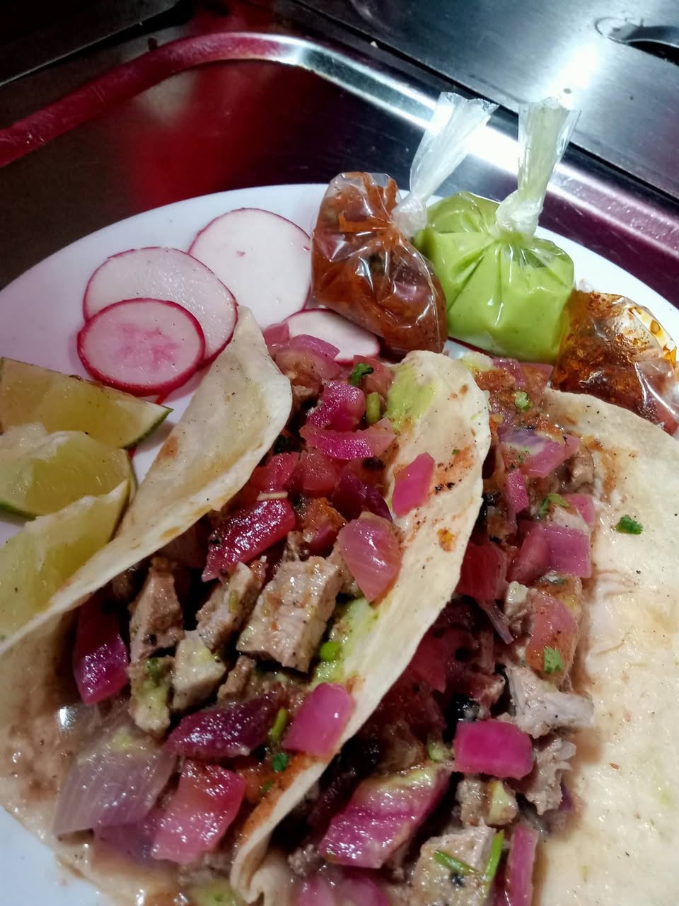 Lonchería Los 3 Changos: Carne Asada y Antojos Caseros al Carbón