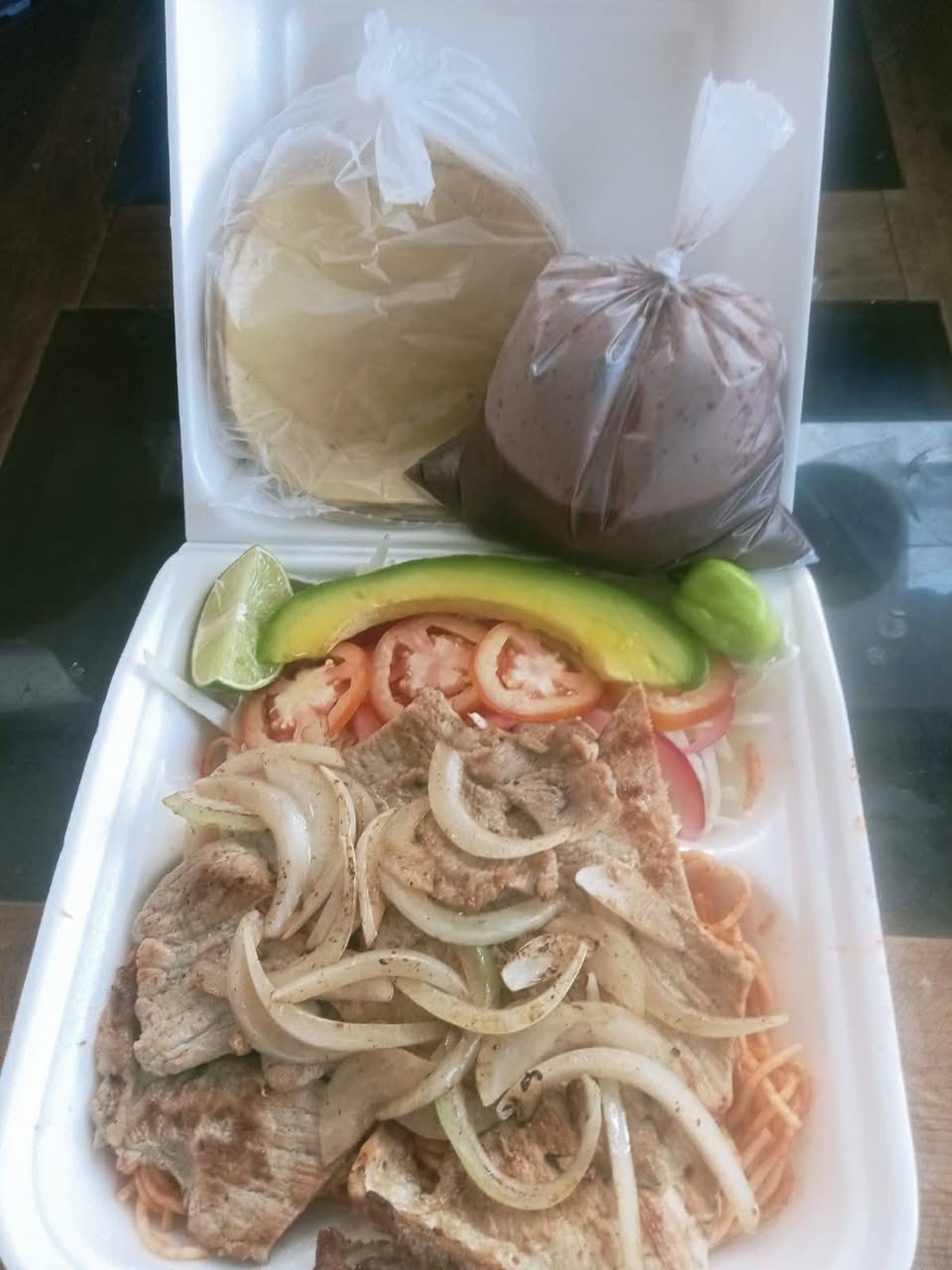 Lonchería y Cocina Económica Los Pinos con Menú Fijo