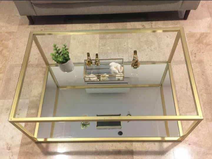 Mesa de Centro con Cristal Templado y Acabado Dorado de Herrería