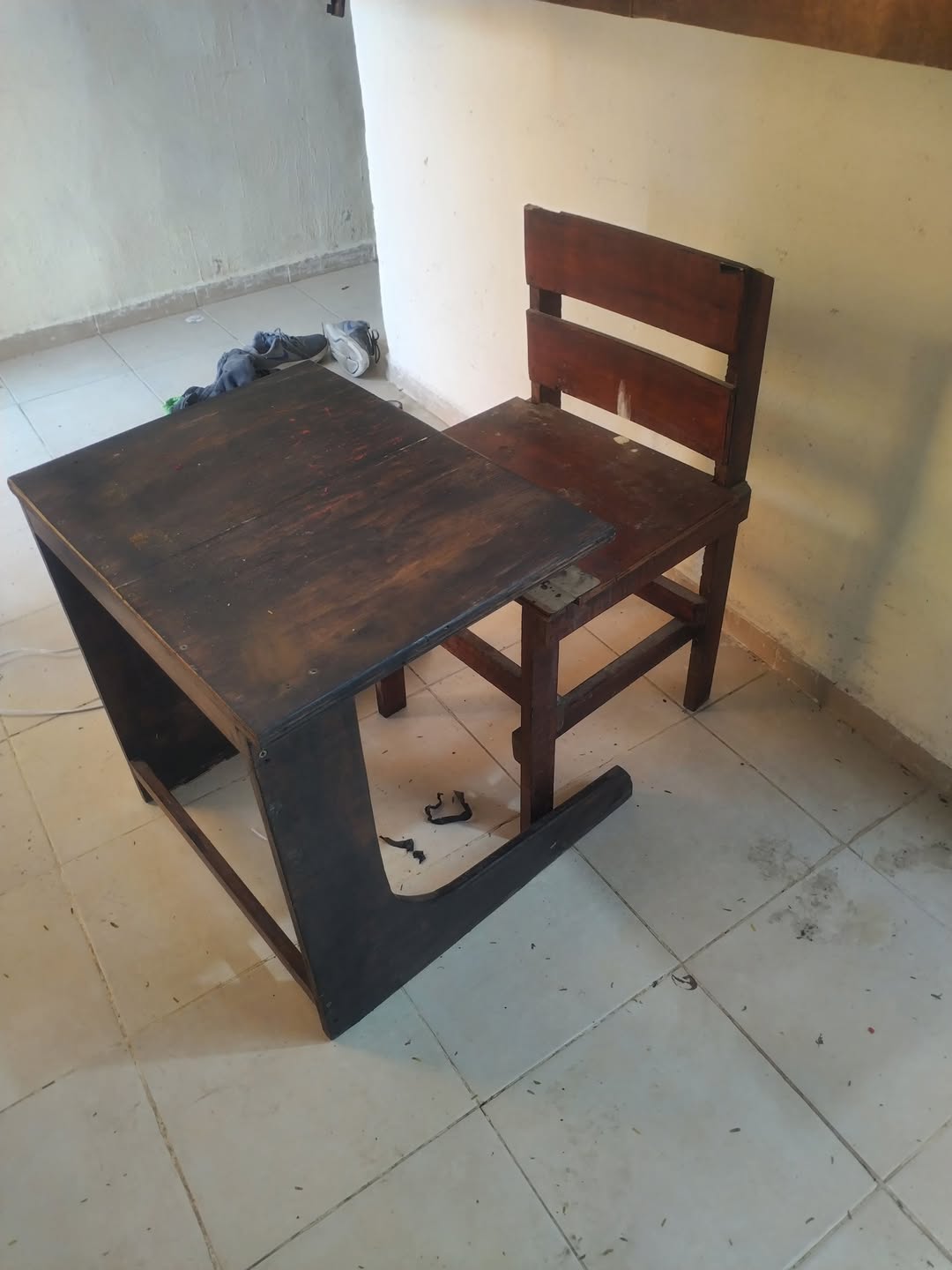 Mesa y Silla de Madera en Remate