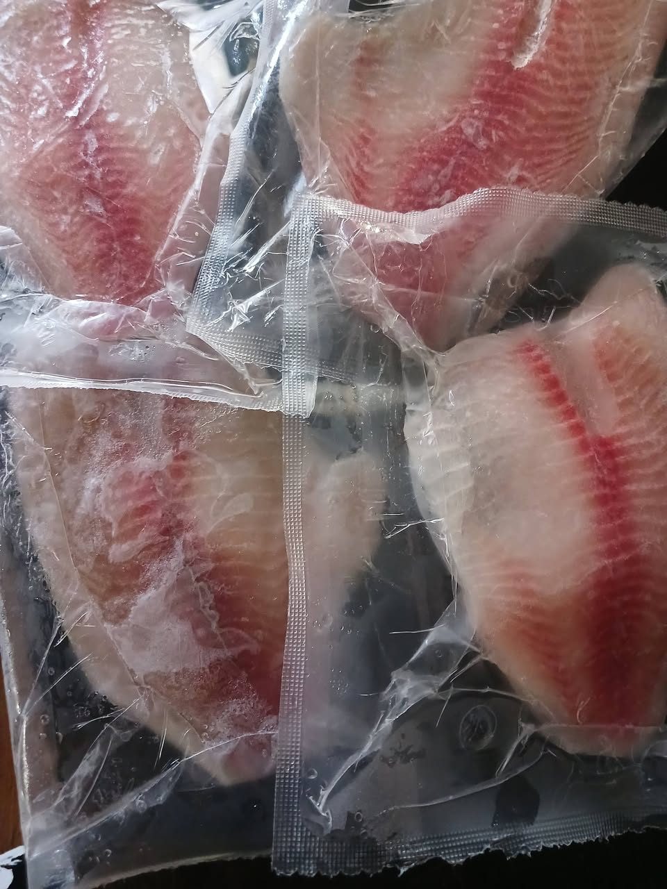 Empaquetado de carne roja en plástico con etiqueta manuscrita, venta o congelación.