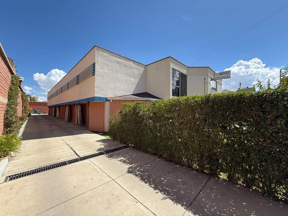 Motel y Casa en Venta en Cota Cota: Inversión Rentable en la Calle 33