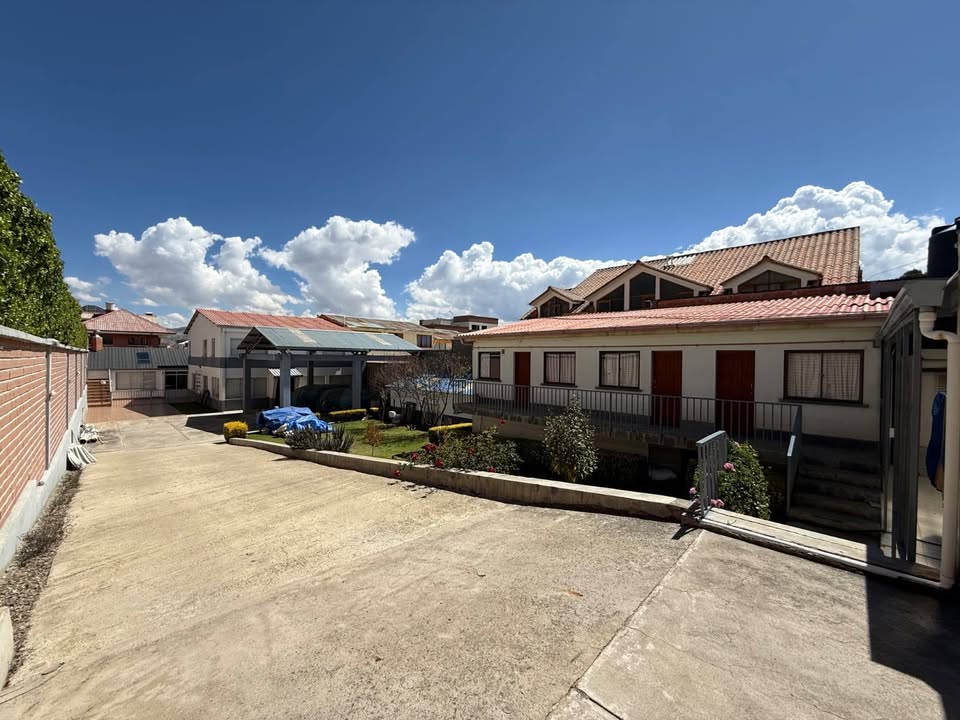 Motel y Casa en Venta en Cota Cota: Inversión Rentable en la Calle 33