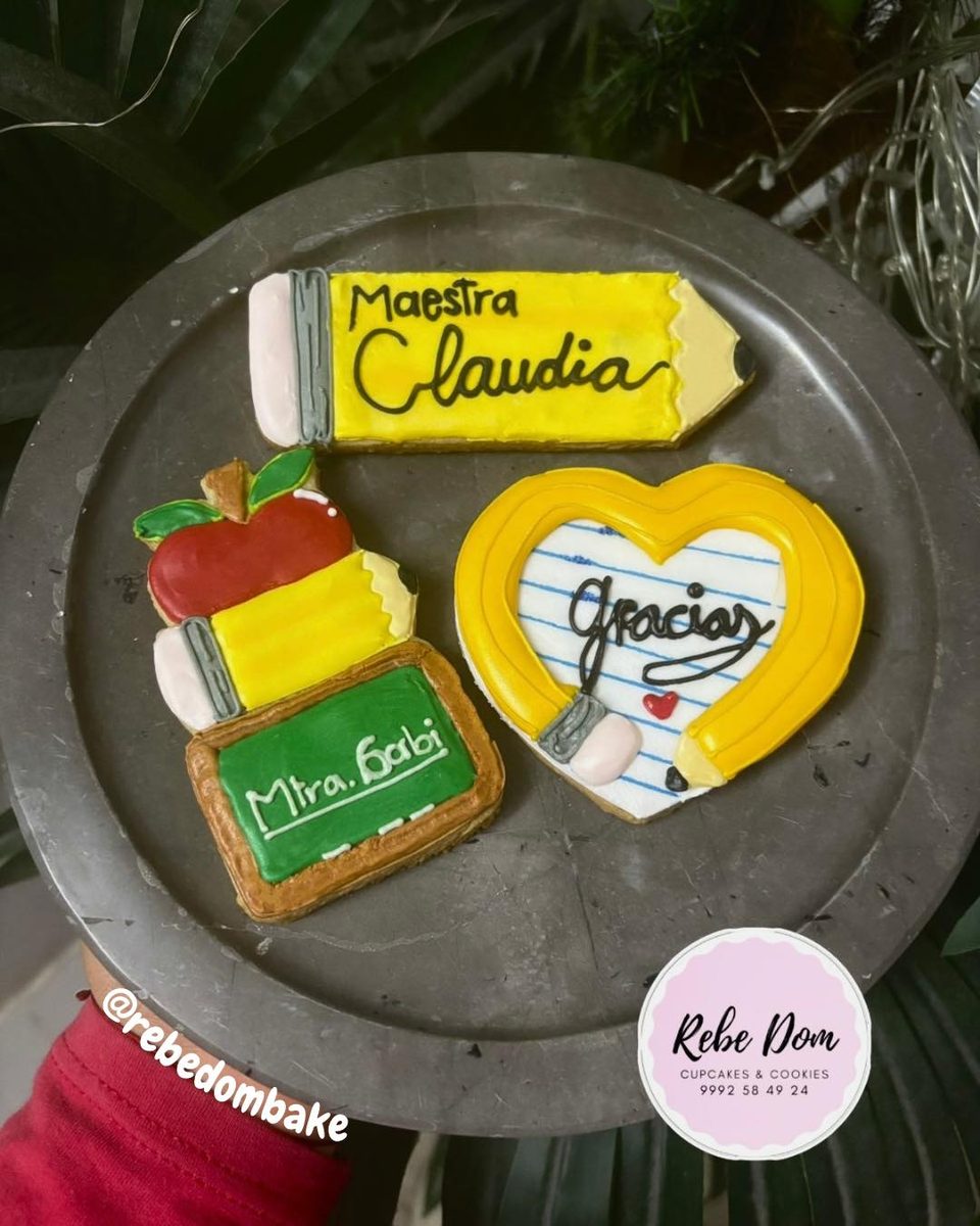 Cupcakes y galletas decoradas para el Día del Maestro, Rebe Dom